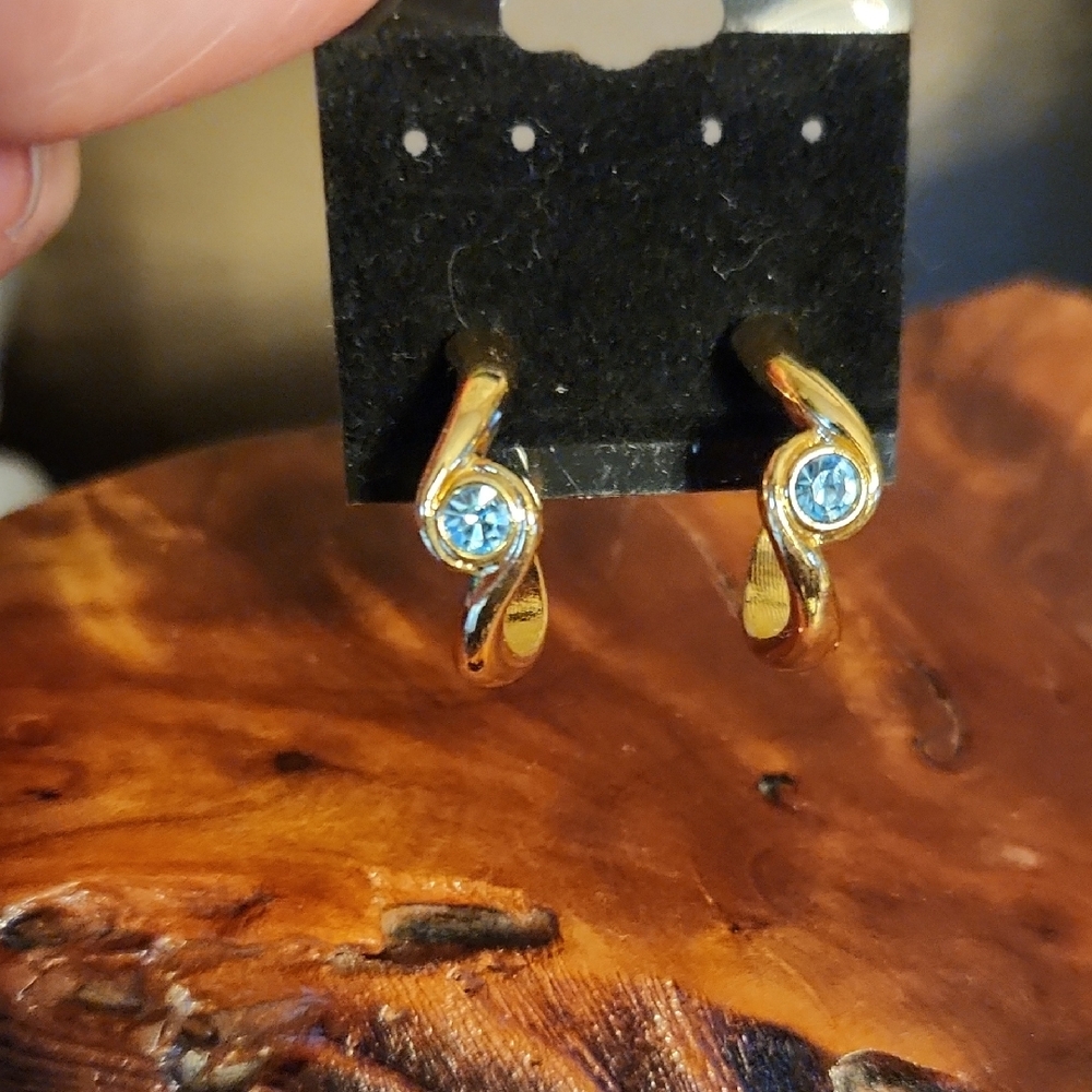 Avon Gold and Aquamarine Blue Crystal Earrings Vintage 1990's